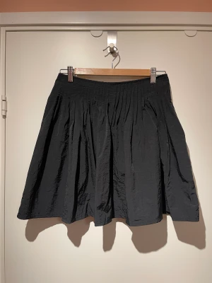 Svart kjol - Svart kjol från Monki i storlek S. Den är i något ”prassligare” material, superfin! 🫶🏼