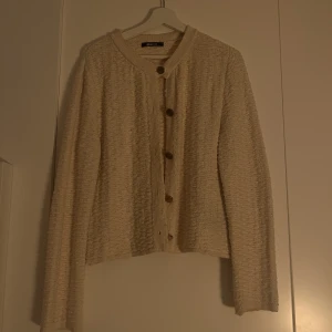 Stickad kofta - Stickad kofta från gina trucot med guldfärgade knappar. Storlek M använd två gånger. 