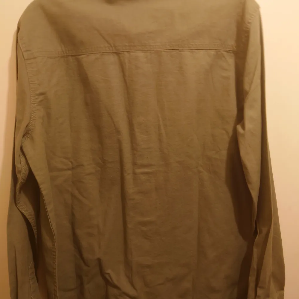 Ny tuff skjorta i Army stuk och olivgrön färg i storlek XL  Nypris 699 kr Mitt pris endast 199 kr plus frakt . Skjortor.