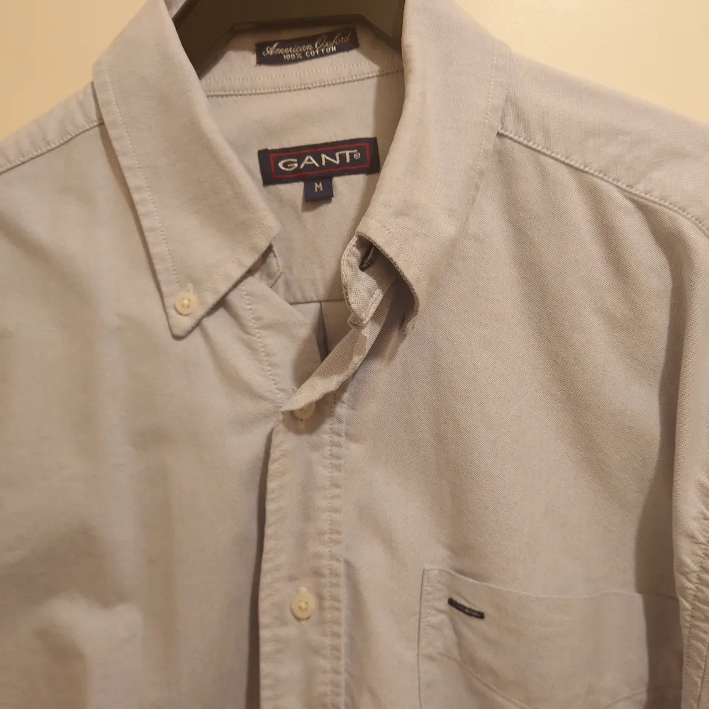 Stilren klassisk Gant Oxford skjorta i storlek M , beg i mycket gott skick.  Mitt pris: 100 kr plus frakt . Skjortor.
