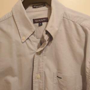 Stilren klassisk Gant Oxford skjorta i storlek M , beg i mycket gott skick.  Mitt pris: 100 kr plus frakt 