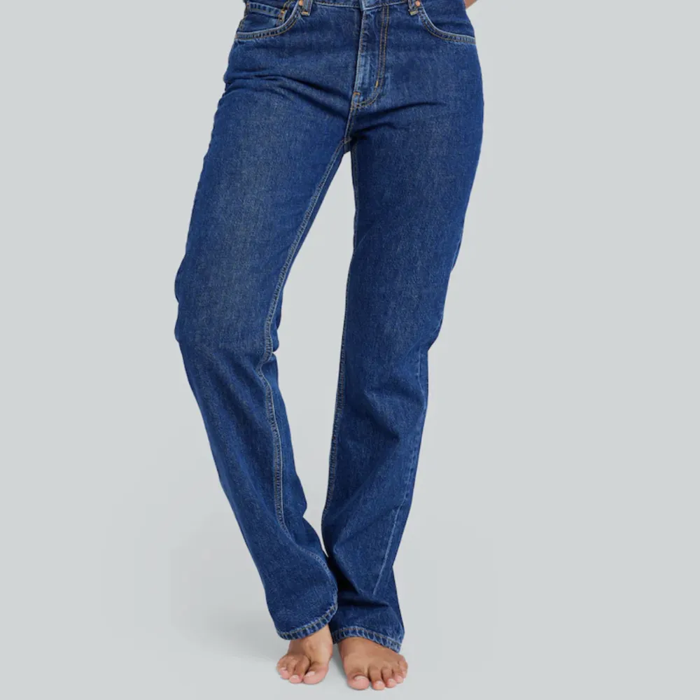 Hej! Säljer dessa jeansen då jag köpte fel modell och går inte att lämna tillbaka. Endast testade. Nypris är 699. Storlek 26 i midjan och 32 i längd. . Jeans & Byxor.