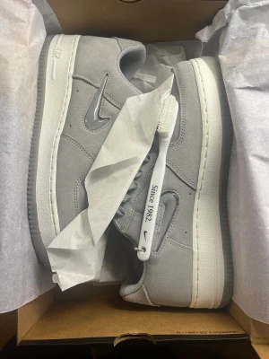 Nike Air Force - Säljer ett par helt nya Nike Air force storlek 40. Skorna passar absolut storlek 41 också då dom är lite stora. Aldrig använda helt nya i kartong 