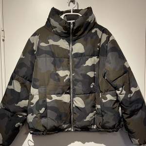 Militär/kamouflage jacka från H&M, Divided. Storlek 42. Jackan har fickor och kan dras åt längst ned 💚🤎🤍