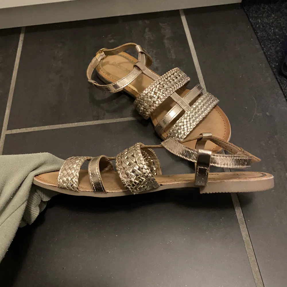 Dessa jätte fina sandaler från Mallorca. Använt en gång så helt nytt skick. Perfekta för sommaren🫶. Skor.