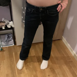 Lågmidjade jeans - Säljer ett par super fina jeans från Lee då de inte kommer till användning och är lite korta. Färgen på jeansen är mörkblå /svart. Midjemåttet är 67-68 cm och internenslängden är 68cm 