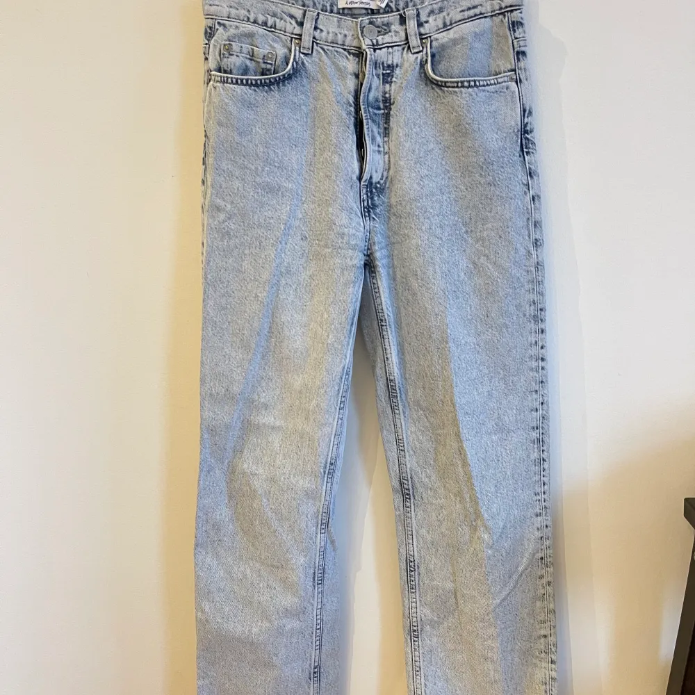 Raka jeans som sitter perfekt tajt runt midjan och benen! . Jeans & Byxor.