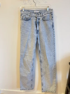 & other stories jeans - Raka jeans som sitter perfekt tajt runt midjan och benen! 