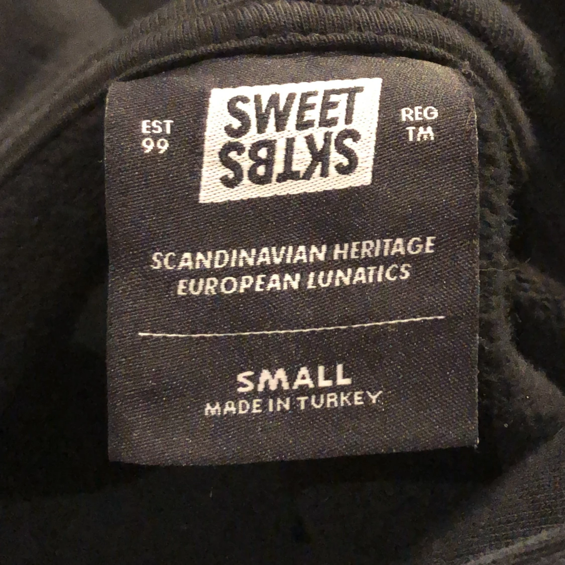 Svart hoodie med tryck - 91