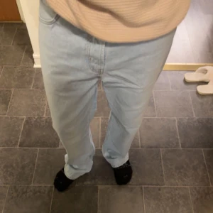 Blå baggy jeans - Ett par ljusblå jeans i välskick och storlek 36/32.  Passar i vardagen och alla åldrar. Dessa jeans köptes för 599 kr och säljs för 120 kr!