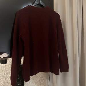En stickad tröja i färgen vinröd i sparsamt använd,fint skick, i storlek S. Köparen står för frakt! 