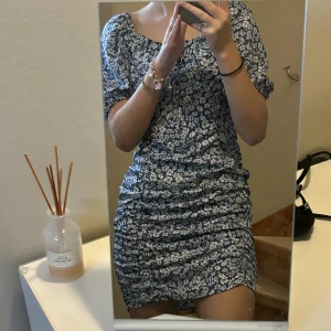 Söt blå klänning 💞 - Så söt klänning från Only. Använd vid 2 tillfällen. Pris går att diskutera💞
