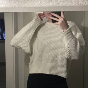 Vit stickad tröja  - Stickad tröja från Monki. Använd fåtal gånger. Skönt material. Jag har vanligtvis storlek S och är 174cm😍