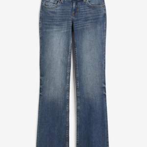 Säljer dessa slutsålda hm jeans med coola fickor! Strl 36(s) och jättesnygga❤️ använda några gånger men har tröttnat på de, pris kan diskuteras och möts upp i Sthlm eller fraktar🥰 hör av er för fler bilder eller info!❤️❤️