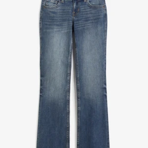 Hm jeans - Säljer dessa slutsålda hm jeans med coola fickor! Strl 36(s) och jättesnygga❤️ använda några gånger men har tröttnat på de, pris kan diskuteras och möts upp i Sthlm eller fraktar🥰 hör av er för fler bilder eller info!❤️❤️