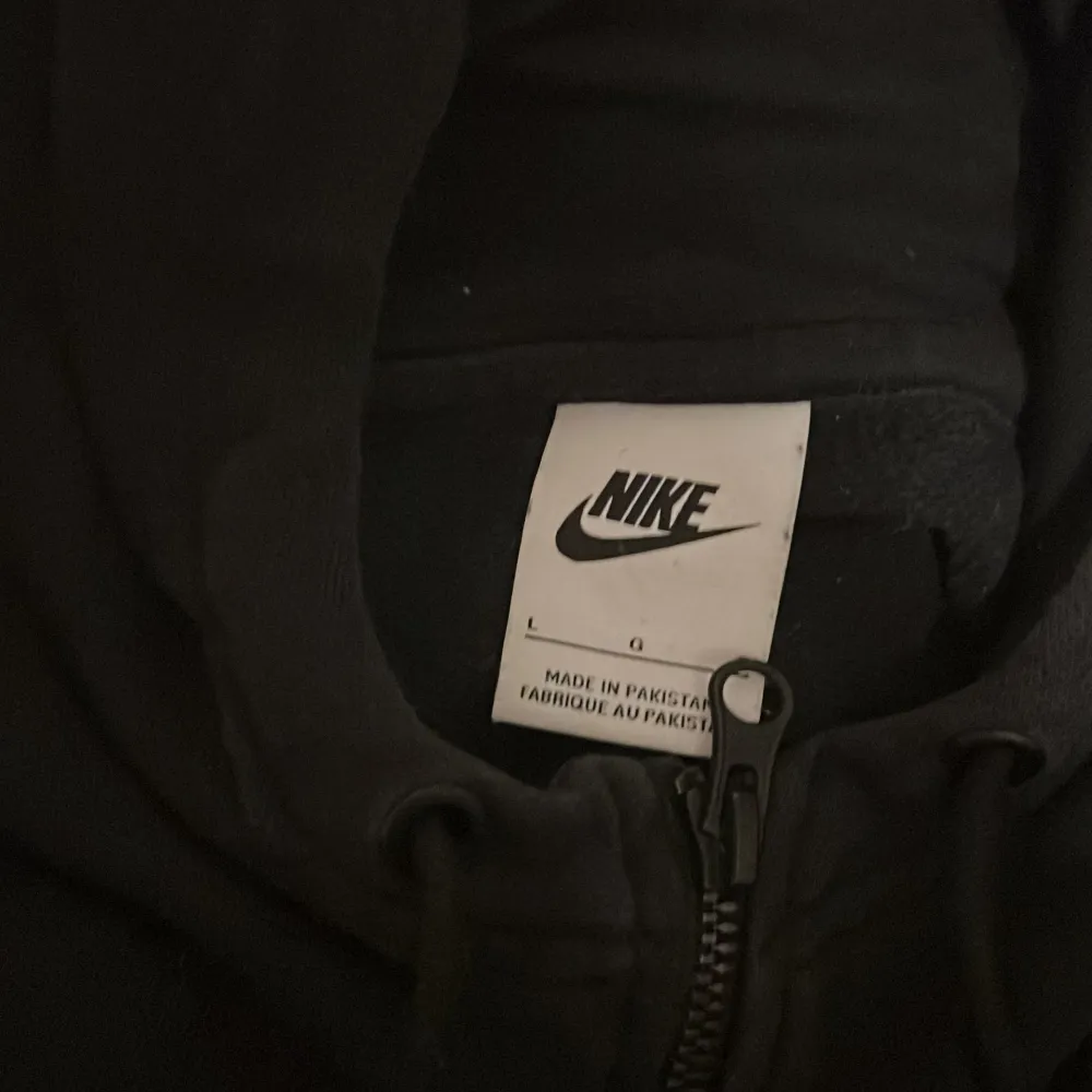 En äkta Nike zip-up, köpt på Intersport för 700. Aldrig använt denna, Max 10 gånger bara❤️. Hoodies.