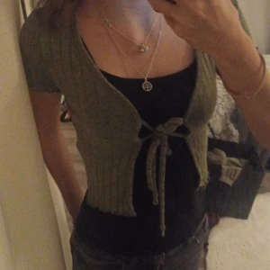 Kortärmad blus - En suoersöt grön stretchig blus från new youker i storlek XXS, bra sick. Säljes pga för liten storlek🩷🩷