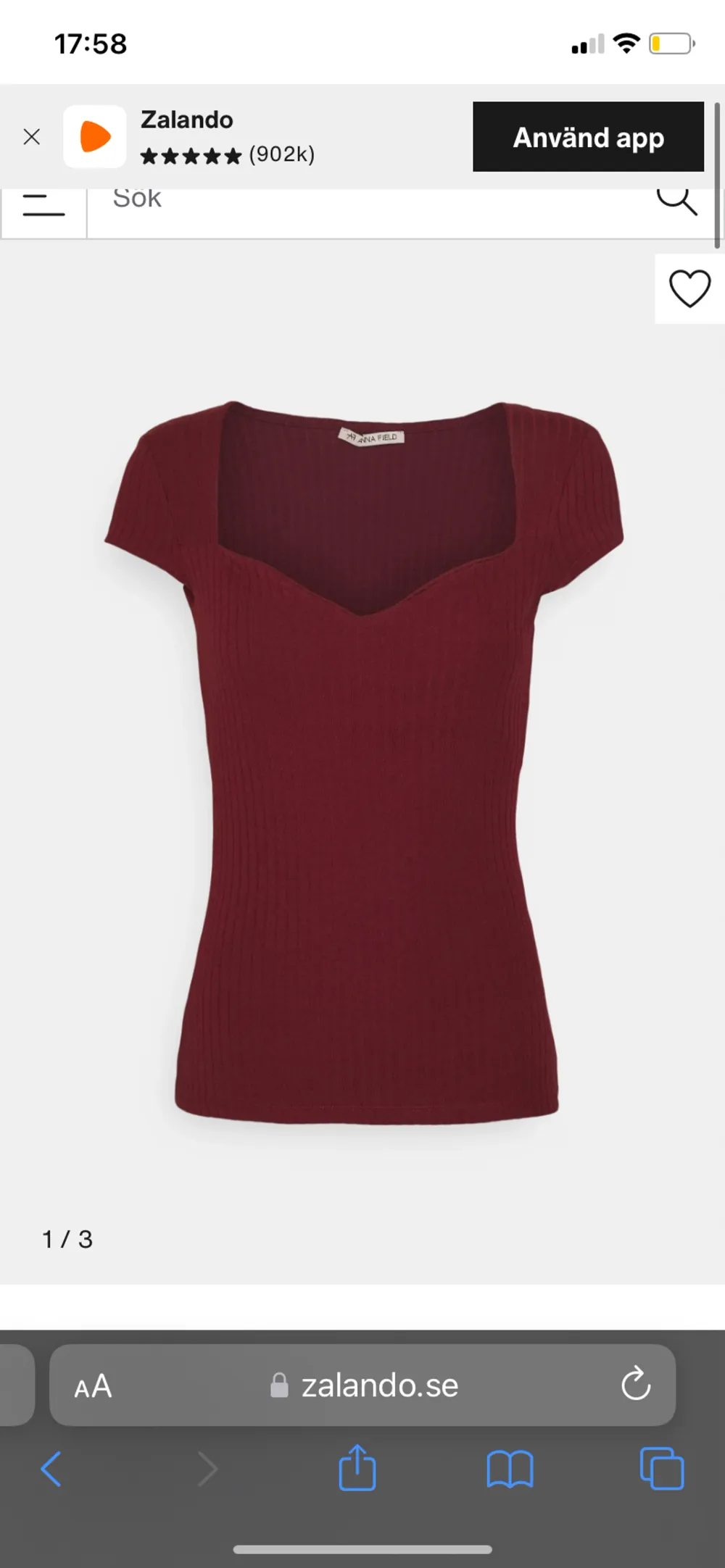 Säljer denna jätte snygga röda tröja, passar perfekt vardagligen men också på kvällen💗 ordinarie pris 169kr Obs skriv innan ni trycker på köp nu . T-shirts.
