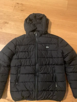 Lacoste Vinterjacka - Storlek L men passar även M,  Använt bara få gånger och är topp kvalite