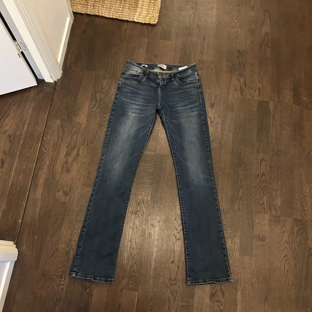 Säljer mina mörklblåa Valerie  bootcut jeans från LTB. Väldigt långa i benen och knappt använda.  Nypris 900kr men säljer för 400kr. Storlek 29 längd 36.. Jeans & Byxor.