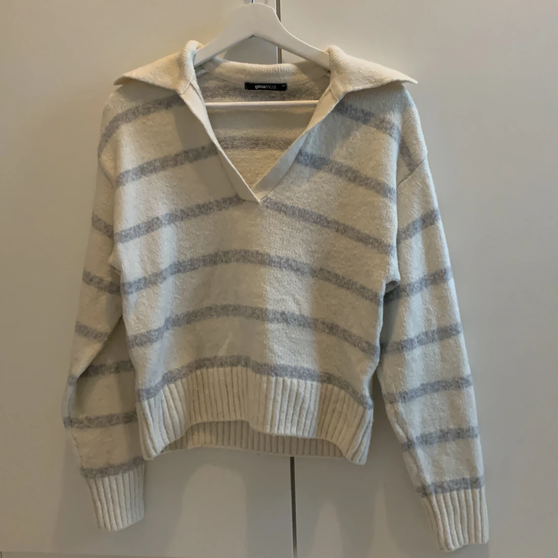 Stickad tröja med krage - 90