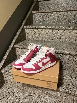 Nike Dunk High "Sweet Beet" strl 44 - Skick 9.10  Öppen till alla frågor och pris diskussioner 