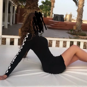 Tight långärmad knänning - Alla bilder mina & har fler!❤️ Klänningen endast använd under en semester för några år sen (bild1&3), annars i nyskick!🤍 Säljer då den tyvärr inte kommit till användning efter semestern🏁 Pris går att diskutera ❣️