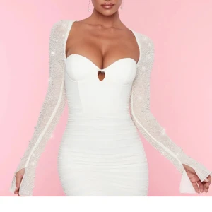 Oh polly klänning 🤍 - Snyggaste klänningen nånsin! Passar perfekt till nyår eller födelsedagen😍 Använd 1 gång 3-4h på min födelsedag i augusti så den är som ny! Inga defekter alls och har kvar påsen 🤍 