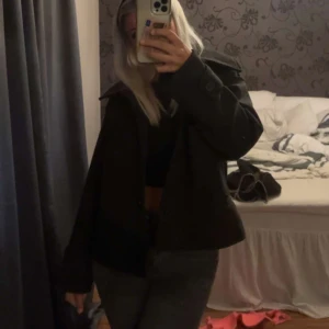 Kappahl kappa - Den svarta croppade kappan från Kappahl, använd 1-2 gånger. 