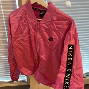 Nike tracksuit - Nike dress, tröja o byxor i fint skick, lite skrynklig bara då den legat i förrådet