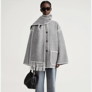 Toteme kappa - Säljer min äääälskade toteme kappa! Dör verkligen för denna men pga andra jackor kommer den inte till lika stor användning ❤️ Inköpspris 7500kr🫶🏼 Endast använd fåtal ggr och helt slutsåld överallt, därav priset!❣️