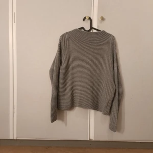 Grå tröja - Tröjan är i bra skick. Har inte använt den så mycket därför säljer jag denm 
