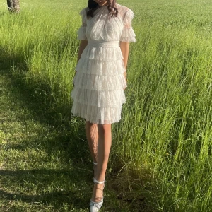 By malina klänning - säljer den vackraste klänningen någonsin💕💕 perfekt student/nyårs klänning! Endast använd 1 gång.  Köpt för 2800kr.  Pris kan diskuteras