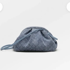 Beck söndergaard Väska  - Intresdekoll på min väska från Beck söndergaard kom med pris förslag om in är intresserade, hör av er vid frågor eller egna bilder💗