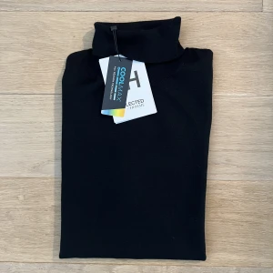 Selected Homme Polo - Ny polotröja från Selected Homme. Med tags kvar då den har ej använts.  100% merino 