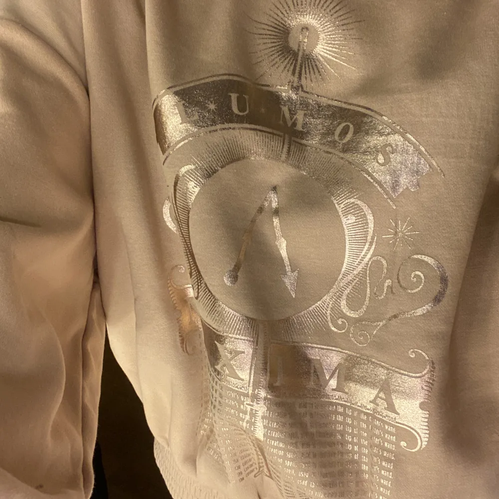 En Harry Potter hoodie, helt oanvänd. Finns ej kvar i butik. Lappen är kvar. . Tröjor & Koftor.