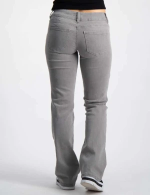 Bootcut jeans  - Jeans från Young gina, de är i ett fint skick!!💯jeansen är i storlek 152 men passar mig som är ca 160.skriv för frågor eller bilder 