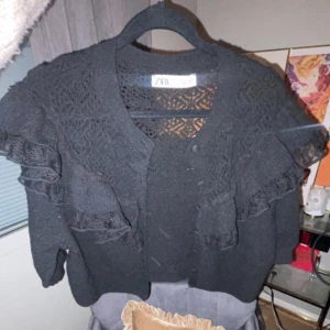 Trekvartsärmad kofta - Säljer denna jätte fina kofta💘aldrig använd, liten i storlek