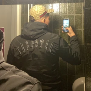 Trapstar jacka  - Säljer en trapstar vindjacka i size M condition 9/10 