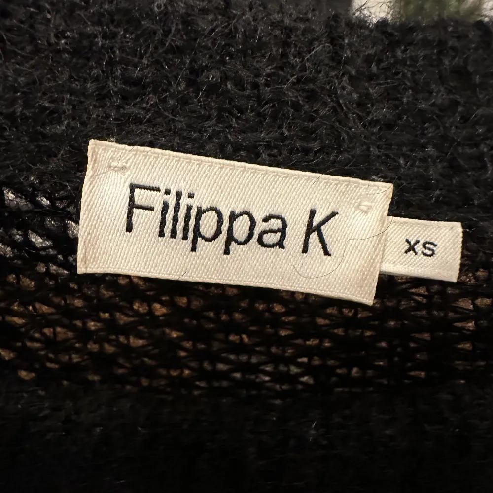 Superfin svart stickad tröja från Filippa K. Stickningen är ganska tajt men den är ändå lite see-through. Stickat.
