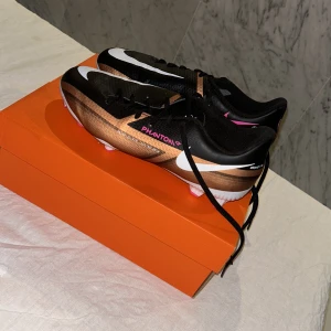 Oanvända nike fotbollsskor strlk 37,5 - Köptes för små. Oanvända med inköpskartong, inköpspris 699, Nike phantom strlk 37,5