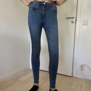 High waisted skinny jeans från lager 157 - High waisted skinny jeans från Lager 157 i modell ”snake” i olika färger och storlekar (s eller m). Väl använda därav priset. Säljer pga att de inte kommer till användning längre. Köp 1 par för 40kr eller alla för 500kr. Se 2a bilden för storlek/jeans