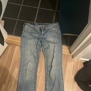 Säljer dessa super fina Low waist jeans från Lee i bootcut modell💞💞💞w27 L33