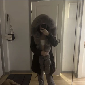 Pälsjacka  - Säljer min pälsjacka i grå storlek S men passar lägen XS och M , jackan är använd en vinter nytt pris: 3100 päls till armarna finns med men tog bort den för tillfället köparen står för frakten