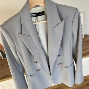 Ljusblå blazer från Zara. Använd 2 gånger. Väldigt bra kvalitet. Pris i affären: 699,00 kr