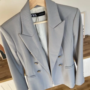 Blazer storlek S - Ljusblå blazer från Zara. Använd 2 gånger. Väldigt bra kvalitet. Pris i affären: 699,00 kr