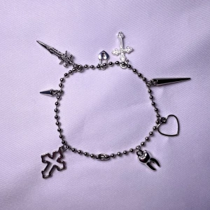 Asymmetriskt silver armband✨ - Handgjort super snyggt asymmetriskt armband med flera diverse berlocker💖 är 17,5 cm långt och går att göra kortare! Om du vill ändra så dma gärna! 