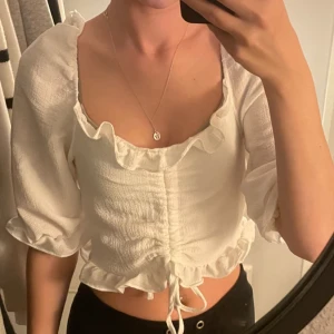 Topp - Vit topp som man kan ha på axlarna eller nedanför. Man kan välja själv hur man vill ha den på magen om man vill ha den kort eller lång. Aldrig använd, Storlek S❤️