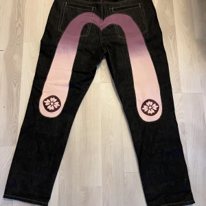 Evisu byxor - Nya Evisu byxor utan prislapp. Väldigt bra kvalitet. 