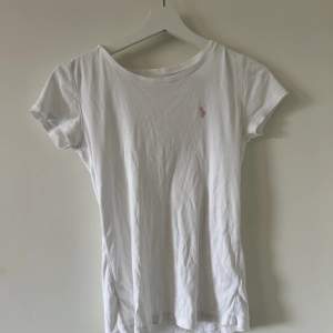 Fin vit t-shirt från Polo Ralph Lauren som nu är för liten 🤍 Den är i barnstorleken 12-14 år men skulle säga att den är som en XS, väl använd men i fint skick 🤍 Säljer för 150kr, köpare står för frakt men kan också mötas upp 🤍